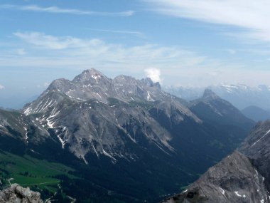 Via ferrata ile yüksek dağ gölü Seebensee, Zugspitze dağı, Tyrol, Avusturya