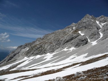 Via ferrata ile yüksek dağ gölü Seebensee, Zugspitze dağı, Tyrol, Avusturya