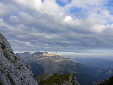 Bahar zamanı Almanya 'nın Bavyera kentindeki Meilerhuette barakasına dağ yürüyüşü turu