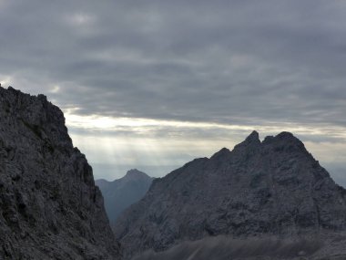 Bahar zamanı Almanya 'nın Bavyera kentindeki Patenkirchener Dreistorspitze dağına dağ yürüyüşü turu