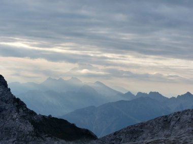 Bahar zamanı Almanya 'nın Bavyera kentindeki Patenkirchener Dreistorspitze dağına dağ yürüyüşü turu