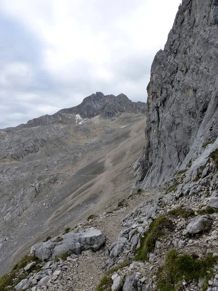 春季前往德国巴伐利亚的Patenkirchener Dreistorspitze山登山之旅 — 图库照片