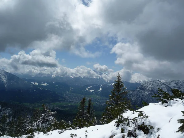 ドイツ バイエルン州オセンシッツ山への冬の登山 — ストック写真