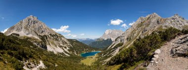 Avusturya 'nın Tyrol kentindeki Seebensee, Zugspitze dağının yüksek dağ manzarası