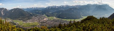 Kramerspitze dağından Garmisch-Partenkirchen 'e bakın, Almanya, Bavyera' da yaz mevsiminde