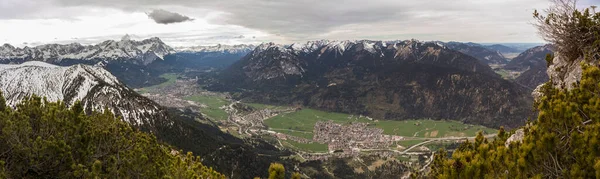 Vista Para Garmisch Partenkirchen Cima Hoher Fricken Montanha Baviera Alemanha — Fotografia de Stock