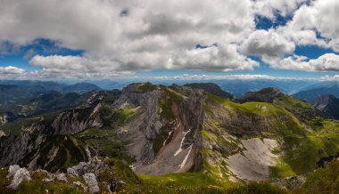 Yaz mevsiminde Avusturya 'nın Tyrol kentindeki Hochiss dağlarından Rofan dağlarına Panorama manzarası