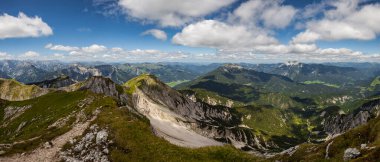 Yaz mevsiminde Avusturya 'nın Tyrol kentindeki Hochiss dağlarından Rofan dağlarına Panorama manzarası