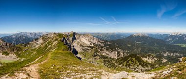 Yazın Avusturya 'nın Tyrol kentindeki Rofanspitze dağından Kaisergebirge ve Karwendel dağlarına manzara
