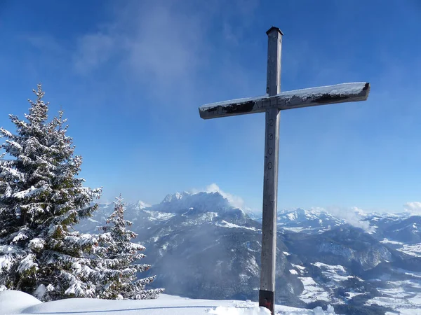 Gipfelkreuz Pendling Und Wilder Kaiser Hintergrund Tirol Österreich — Stockfoto