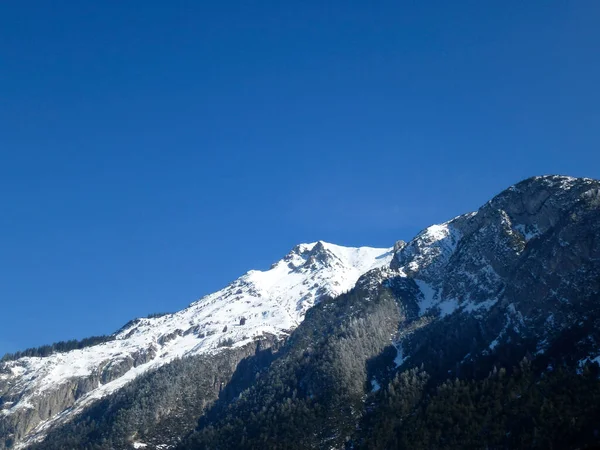 オーストリア チロル州プレジエンスピッツ山への冬のハイキングツアー — ストック写真