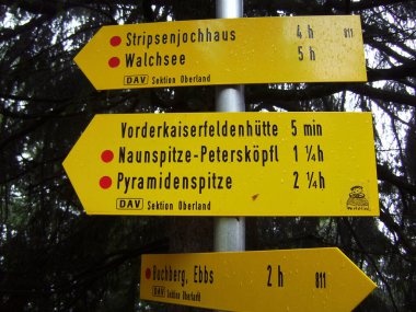 İlkbaharda Avusturya 'nın Tyrol kentinde Piramidenspitze dağ yürüyüşü turu