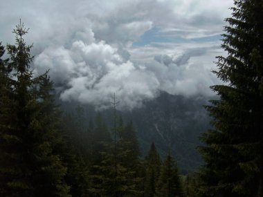İlkbaharda Avusturya 'nın Tyrol kentindeki Piramidenspitze dağ yürüyüşü