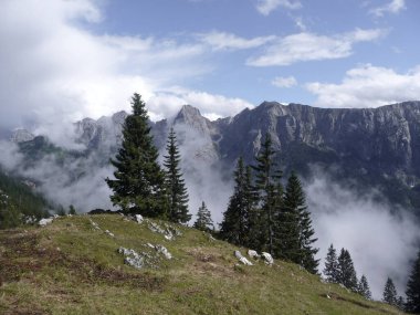 İlkbaharda Avusturya 'nın Tyrol kentindeki Piramidenspitze dağ yürüyüşü