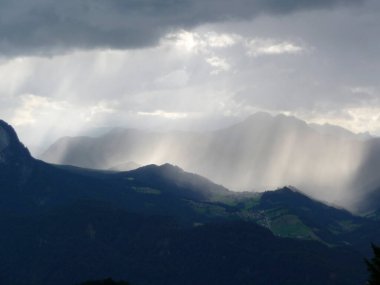 Yaz mevsiminde Avusturya 'nın Tyrol kentindeki Piramidenspitze dağ yürüyüşü turunda hava değişimi