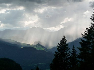 Yaz mevsiminde Avusturya 'nın Tyrol kentindeki Piramidenspitze dağ yürüyüşü turunda hava değişimi