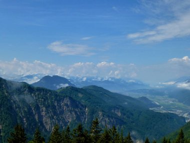 Yaz mevsiminde Avusturya 'nın Tyrol kentinde dağ yürüyüşü turu