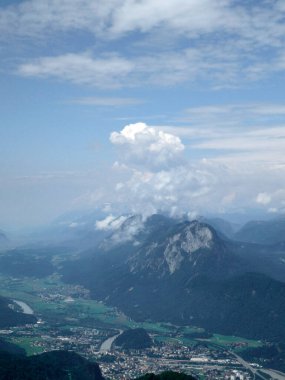 Yaz mevsiminde Avusturya 'nın Tyrol kentinde dağ yürüyüşü turu