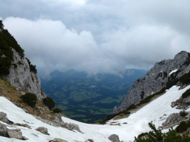 Yaz mevsiminde Avusturya 'nın Tyrol kentinde dağ yürüyüşü turu