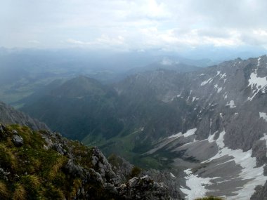 Yaz mevsiminde Avusturya 'nın Tyrol kentinde dağ yürüyüşü turu