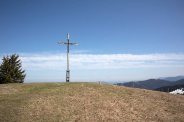 İlkbaharda Almanya 'nın Bavyera kentindeki Rechelkopf Dağı' nın zirvesi