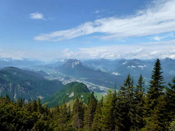 オーストリアのチロルで夏のピラミッド型の山のハイキングツアー — ストック写真