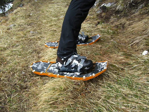 Sapatos Neve Laranja Paisagem Invernal — Fotografia de Stock