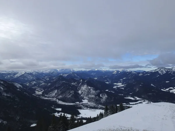 ドイツ バイエルン州のシュンベルク山への冬のハイキングツアー — ストック写真