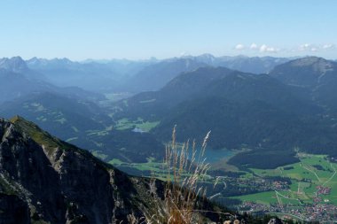 Yaz mevsiminde Almanya, Bavyera 'da Schottelkarspitze Dağı' nda yürüyüş turu