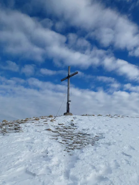 Wycieczka Zimowa Górę Schonberg Bawarii Niemcykrzyż Szczytu Góry Schnberg Bawarii — Zdjęcie stockowe