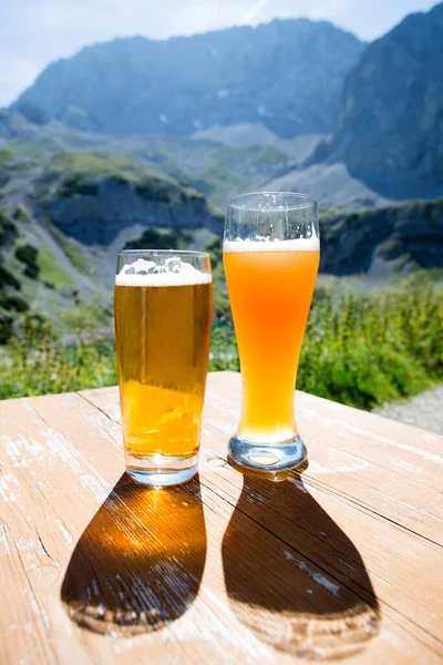 Dos Vasos Cerveza Una Terraza Panorama Montaña —  Fotos de Stock