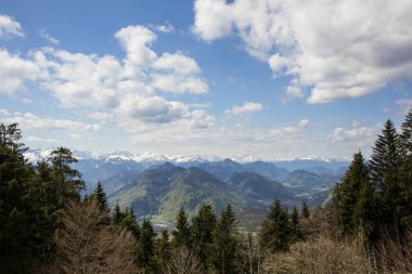 Bavyera, Almanya 'daki Seekarkreuz Dağı' ndaki dağ manzarası, ilkbahar zamanı