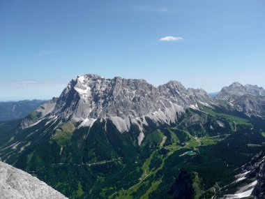 Avusturya 'daki Ehrwalder Sonnenspitze dağından Zugspitze Dağı