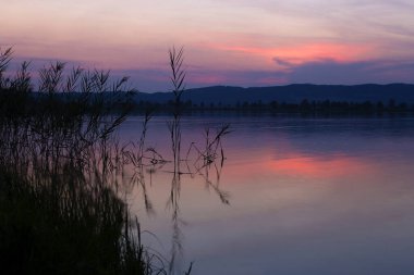 Almanya, Bavyera 'da Kochelsee Gölü' nde yaz mevsiminde gün batımı