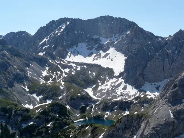 Avusturya 'daki Ehrwalder Sonnenspitze dağından Drachensee Gölü