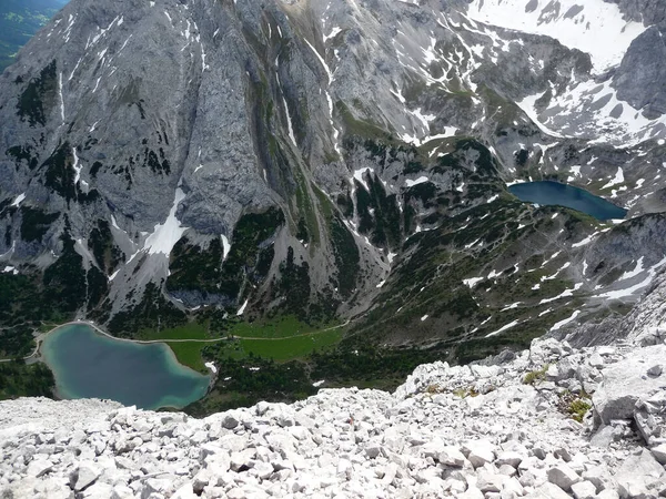 Озеро Seebensee Озеро Drachensee Lake Ehrwalder Sonnenspitze Mountain Austria — стокове фото