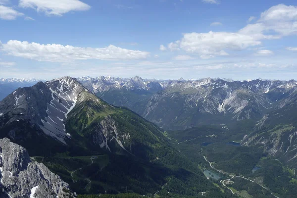 Bergpanorama Von Der Ehrwalder Sonnenspitze Österreich Stockbild