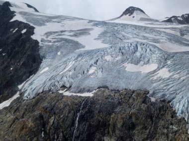 Stubai 'deki Sulzenau buzulu yüksek irtifa yürüyüş yolu, Tyrol, Avusturya' da 5 tur.