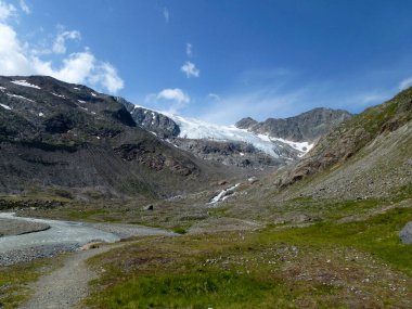 Stubai 'deki Sulzenau buzulu yüksek irtifa yürüyüş yolu, Tyrol, Avusturya' da 5 tur.
