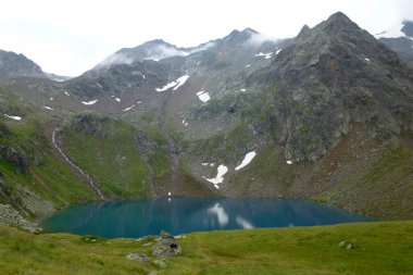 Blaue Lacke Gölü Stubai yüksek irtifa yürüyüş parkurunda, 6. tur Tyrol, Avusturya