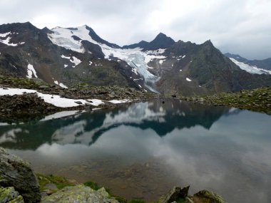 Blaue Lacke Gölü Stubai yüksek irtifa yürüyüş parkurunda, 6. tur Tyrol, Avusturya