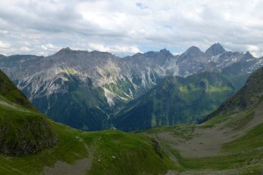 Stubai yüksek rakımlı yürüyüş patikasından Tribulaun grubu dağları, 8 tur Tyrol, Avusturya