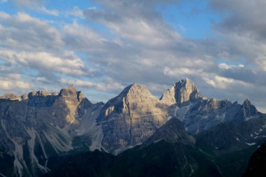 Stubai yüksek rakımlı yürüyüş patikasından Tribulaun grubu dağları, 8 tur Tyrol, Avusturya