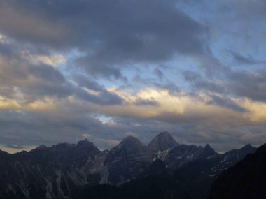 Stubai yüksek rakımlı yürüyüş patikasından Tribulaun grubu dağları, 8 tur Tyrol, Avusturya