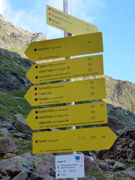 Sign Post Stubai Magaslati Túraútvonal Kör Tirolban Ausztria — Stock Fotó