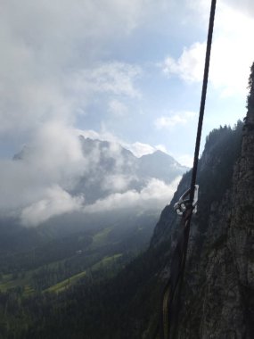 Yaz mevsiminde Seebenklettersteig 'de Ferrata, Tyrol, Avusturya üzerinden tırmanan