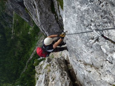Yaz mevsiminde Seebenklettersteig 'de Ferrata, Tyrol, Avusturya üzerinden tırmanan