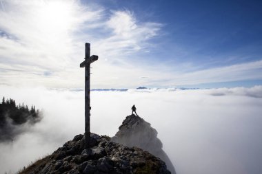 Taubenstein Dağı, Bavyera, Almanya zirvesine çıkan yürüyüşçü