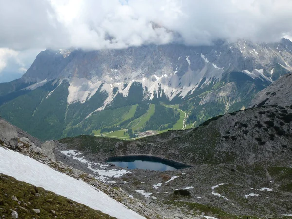 夏季在奥地利蒂罗尔通过Ferrata爬上Seebenklettersteig的登山者夏季在奥地利蒂罗尔Tajakante的Drachensee湖 — 图库照片