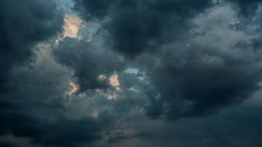 Gün batımında bulutlu dramatik gökyüzü, yaz zamanı.